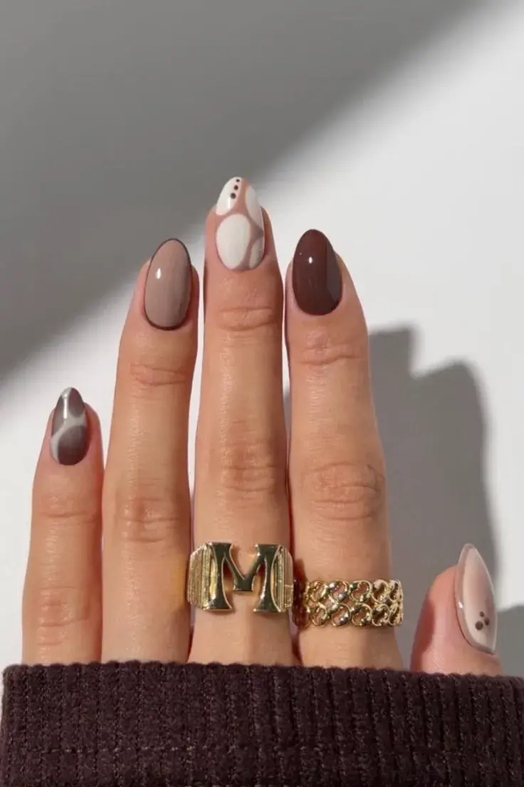 Foto de uñas Mocha Mousse.