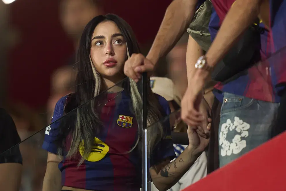 Nicki Nicole viendo un partido del Barcelona, equipo donde juega y Lamine Yamal, el 10 de agosto de 2025.