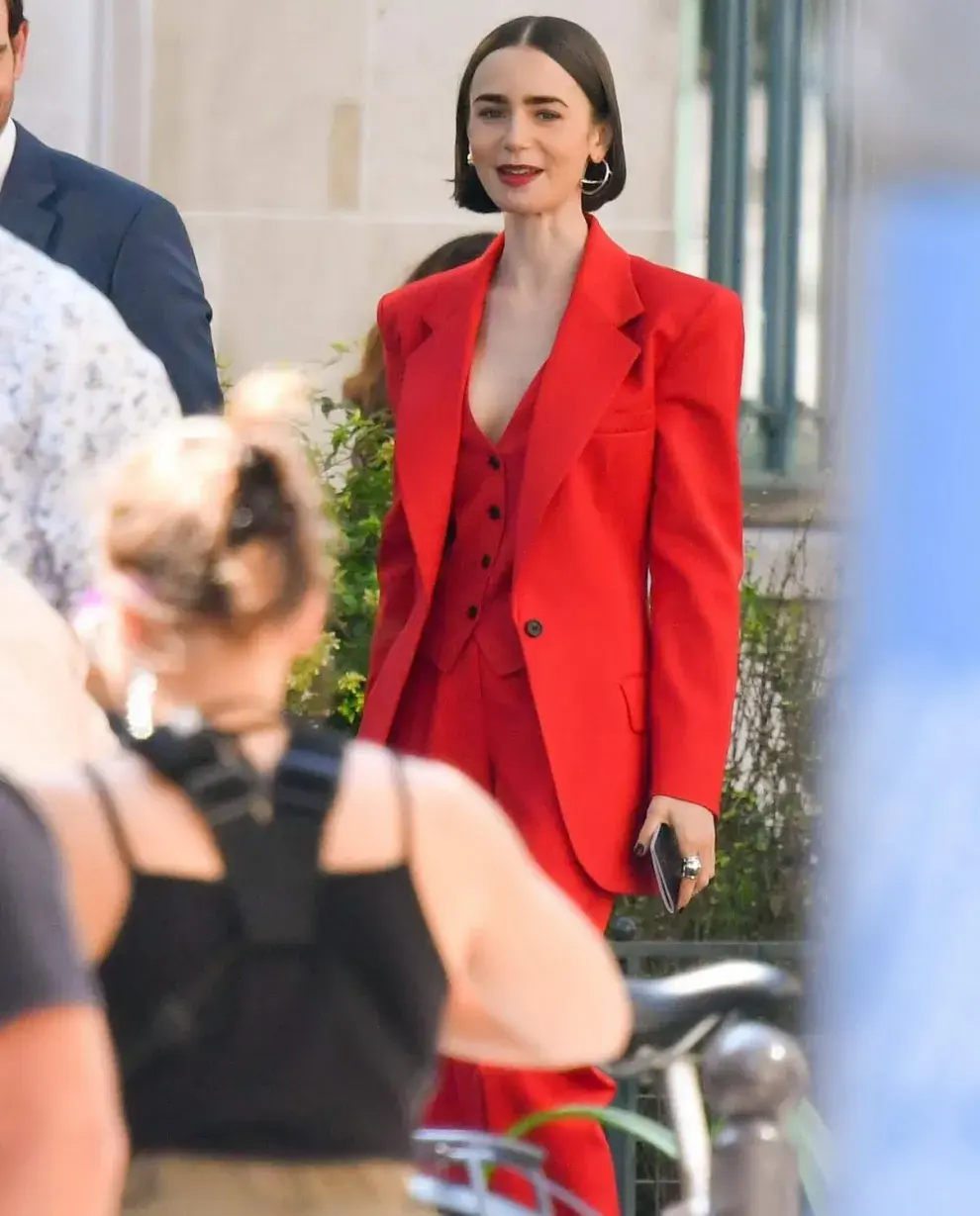 Algunos de los looks de Lily Collins en la quinta temporada de Emily in Paris