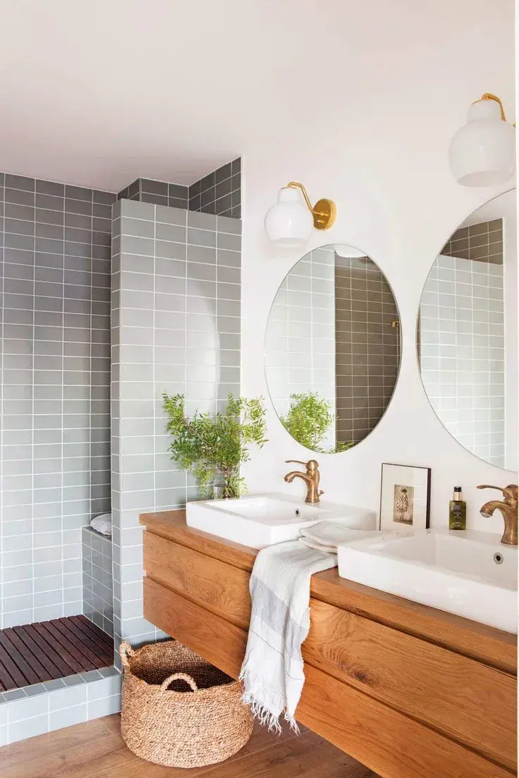 Cómo pintar los azulejos de baño para remodelarlo sin gastar de más