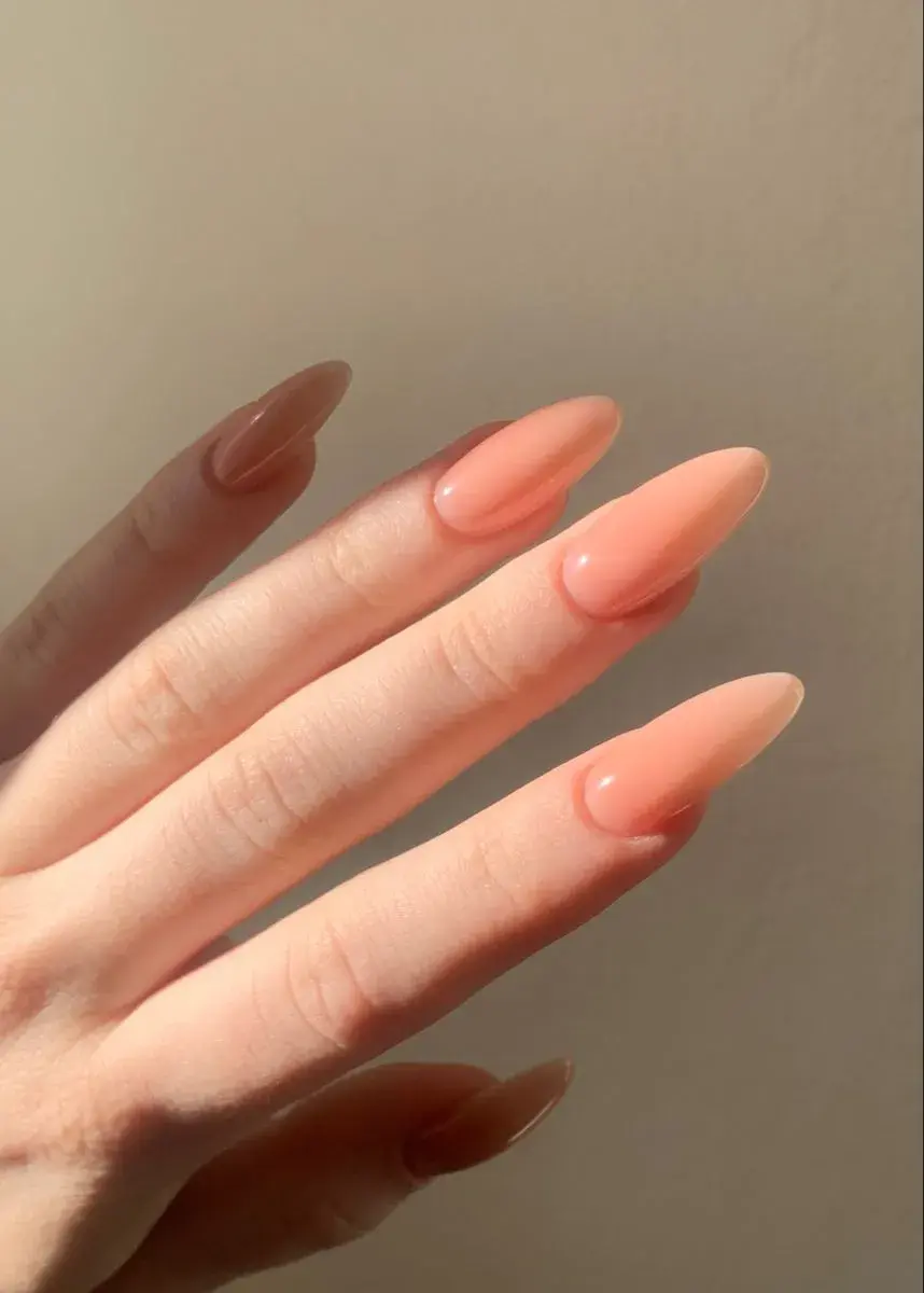 Colores de uñas que son tendencia en 2025: Peach Fuzz.