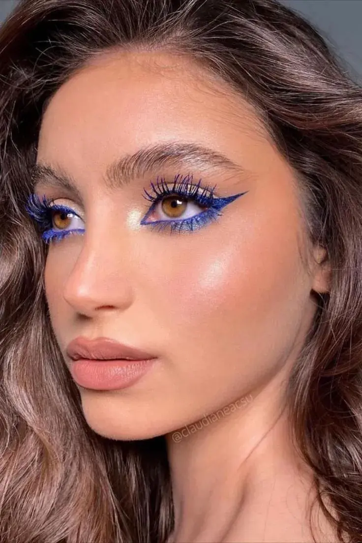 Pestañas de colores: así es la tendencia que en makeup que será furor en 2026