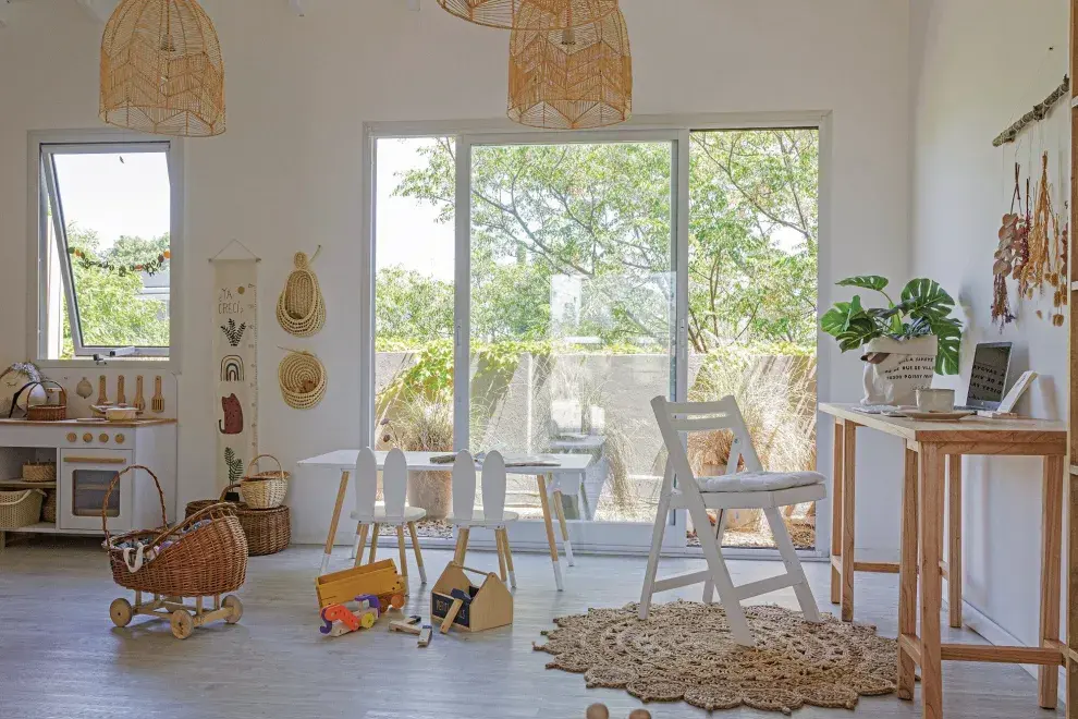 Mesa para los chicos y sillas ‘Conejito’ (Mini Mundo). Cocinita de madera (Petite Ville). Lámparas (Rito Home).