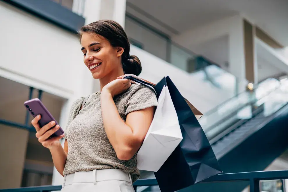 Foto de mujer comprando ropa.