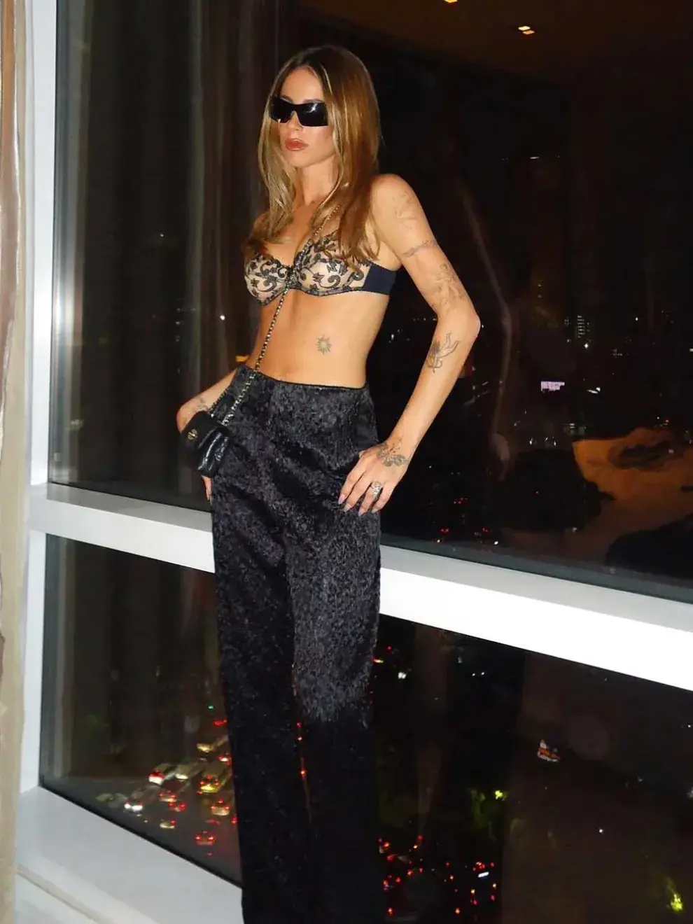 Tini llevó un corpiño con encaje y un pantalón de tiro alto en color negro