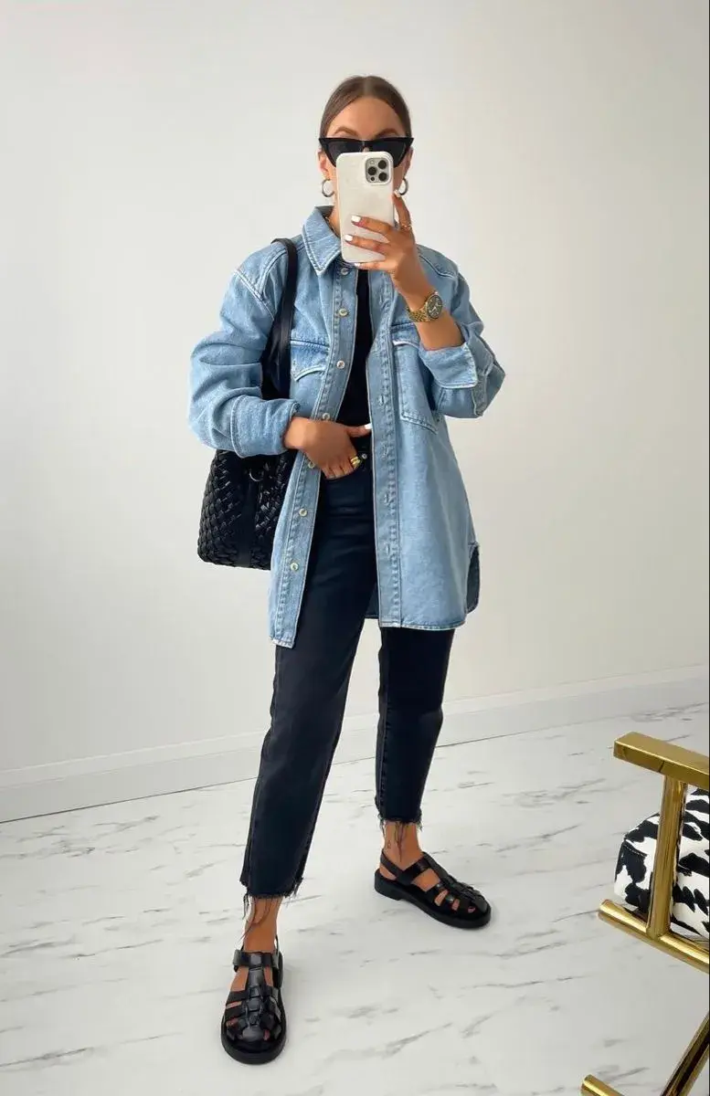 Con denim y pantalón de vestir, es una opción perfecta para ir a la oficina.
