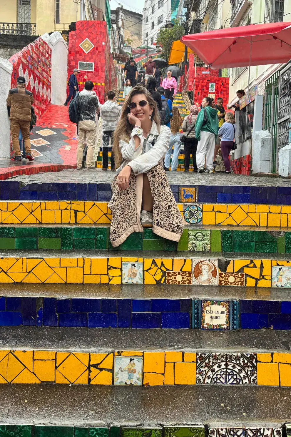 Una mujer en las escaleras de Selaron