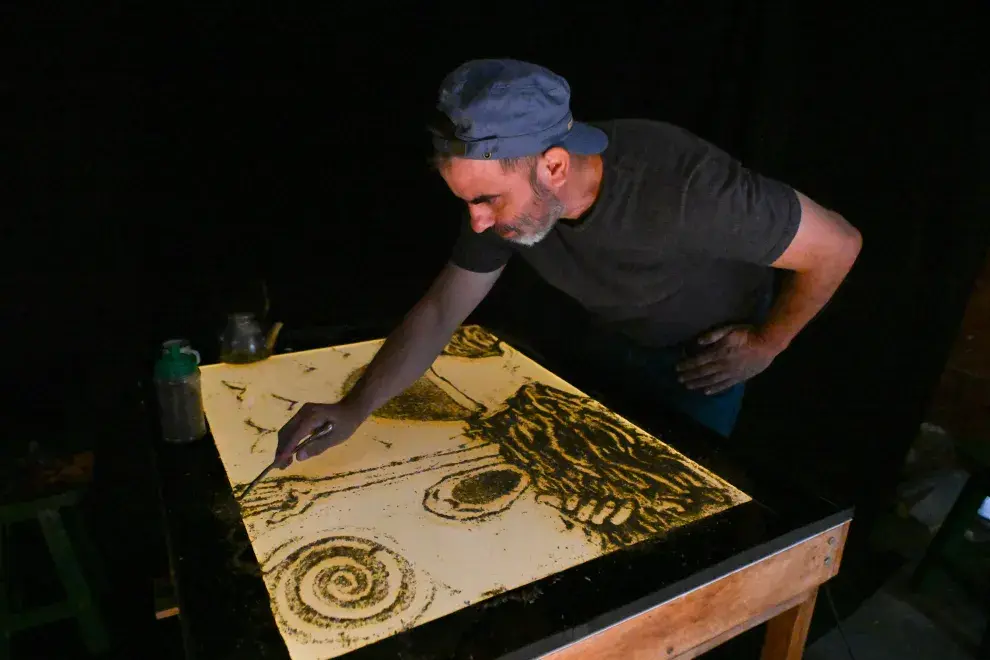 Sergio Mercurio trabaja en la trastienda de su obra "Siempre guardavidas"