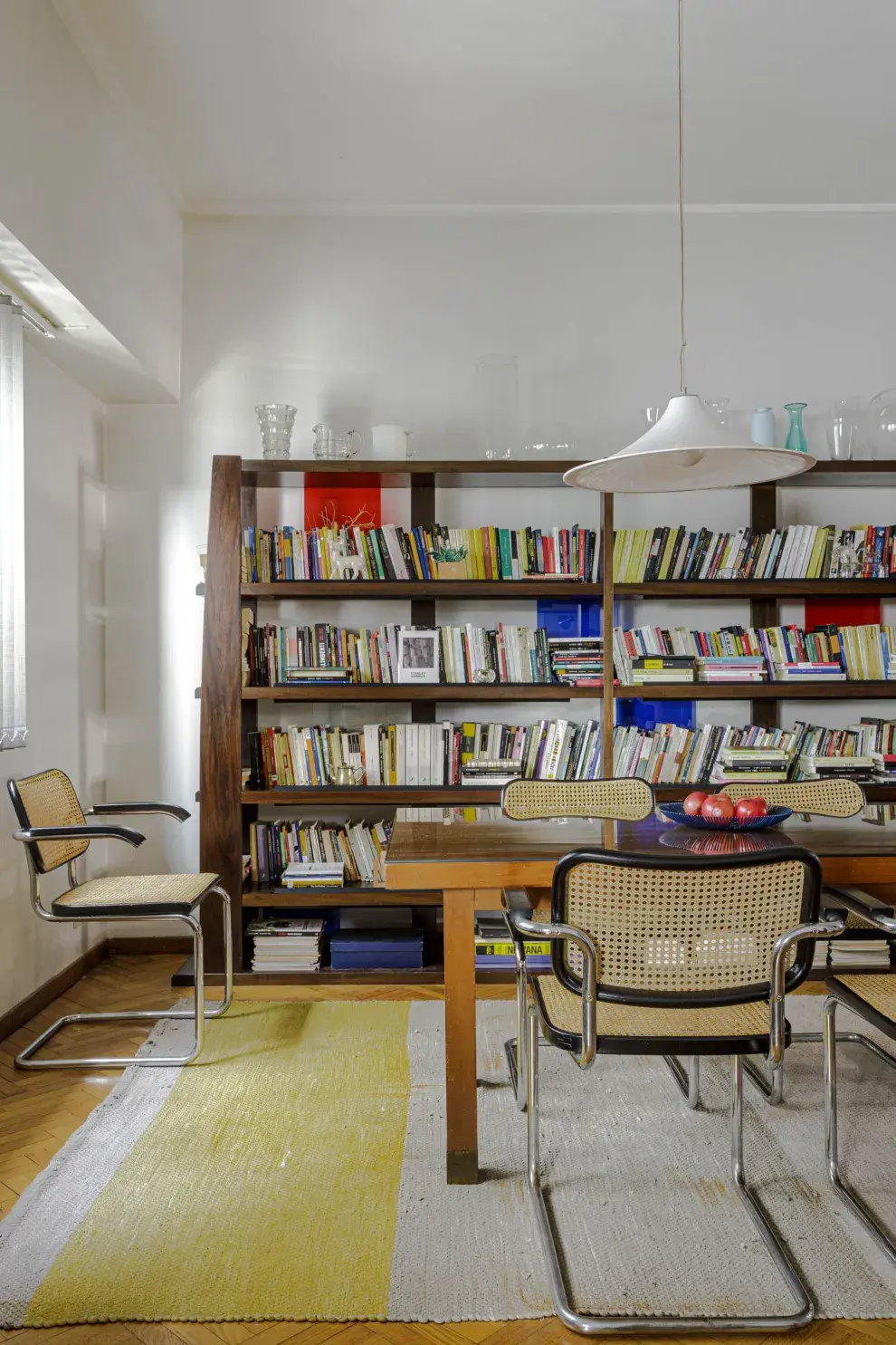 En el departamento de la Directora de Arte Mariana Sourrielle, Sillas 'Cesca' con estructura tubular cromada y asiento y respaldo de ratán natural.