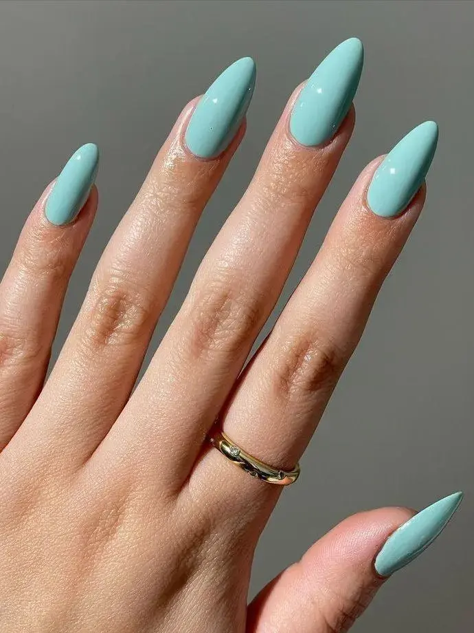 Colores de uñas que son tendencia en 2025: Tiffany Blue / Celeste intenso.