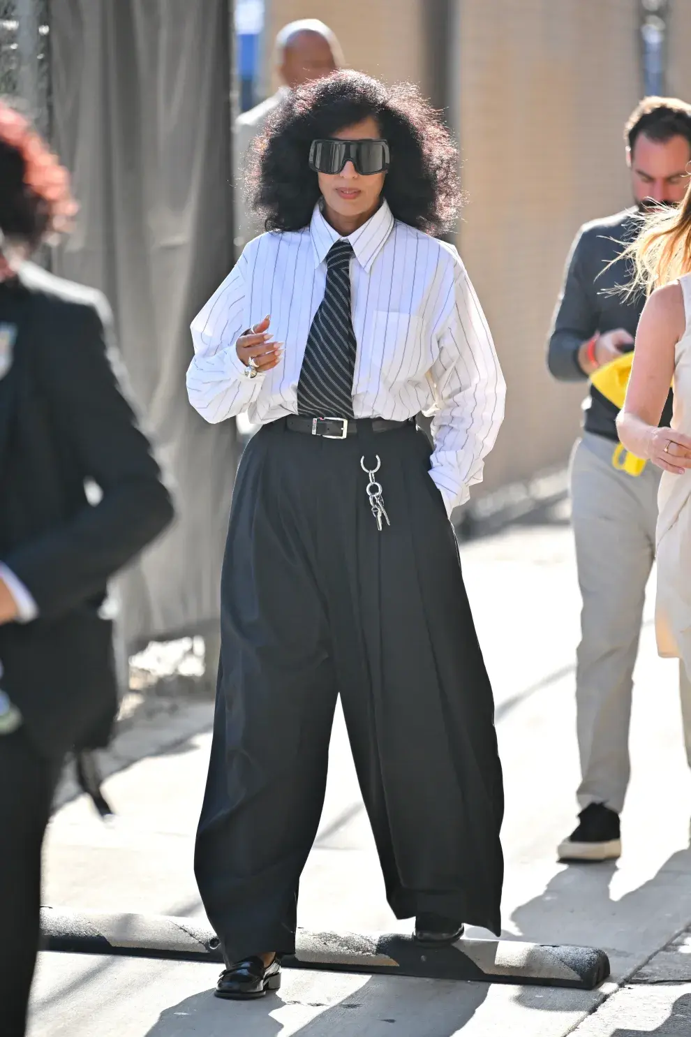 Tracee Ellis Ross y la tendencia de la sastrería reinventada.