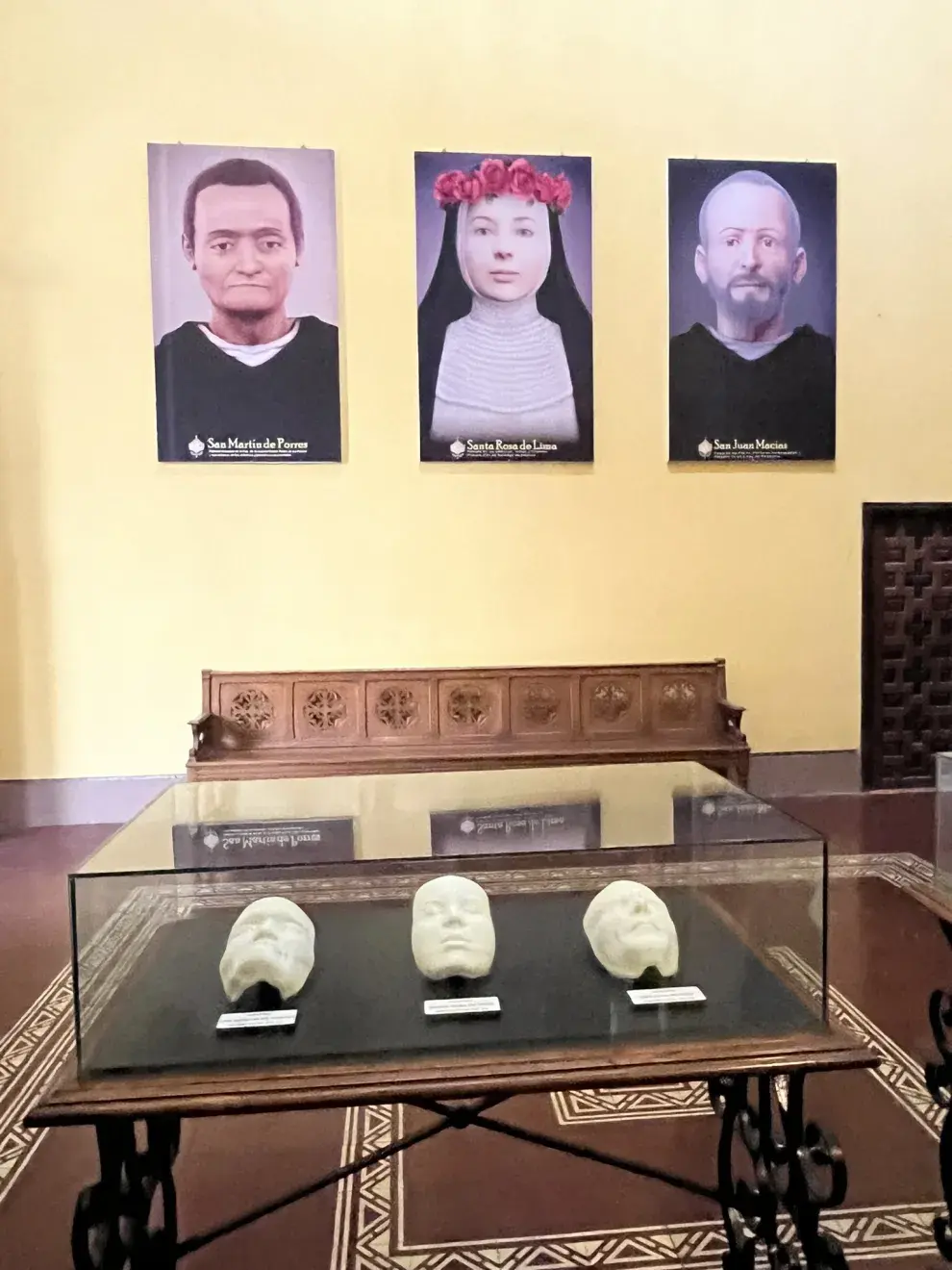 En el Convento, los retratos de Santa Rosa de Lima, San Martín de Porres y San Juan Macías, se exponen junto a una vitrina que contiene una reconstrucción realizada con impresión 3 D de cada uno de sus rostros.