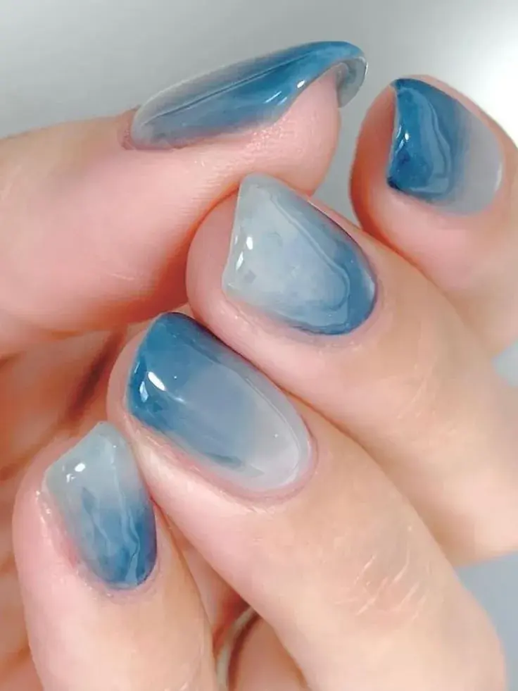 Foto de uñas azules.