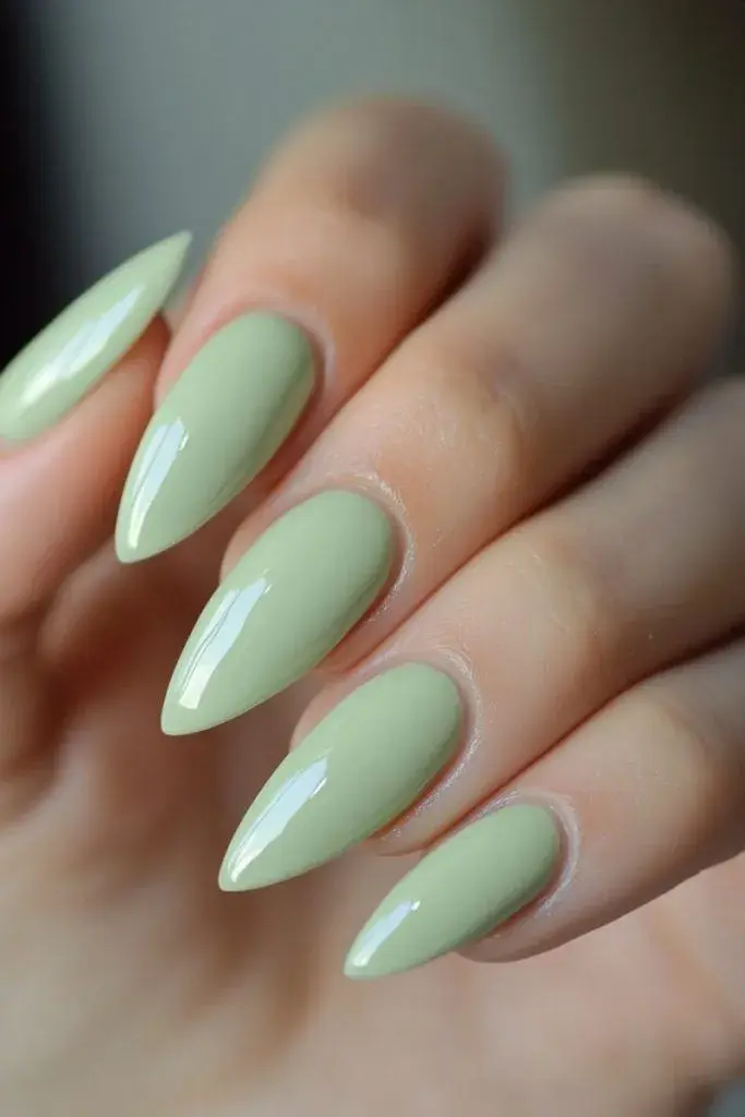 Colores de uñas que son tendencia en 2025: Verde.