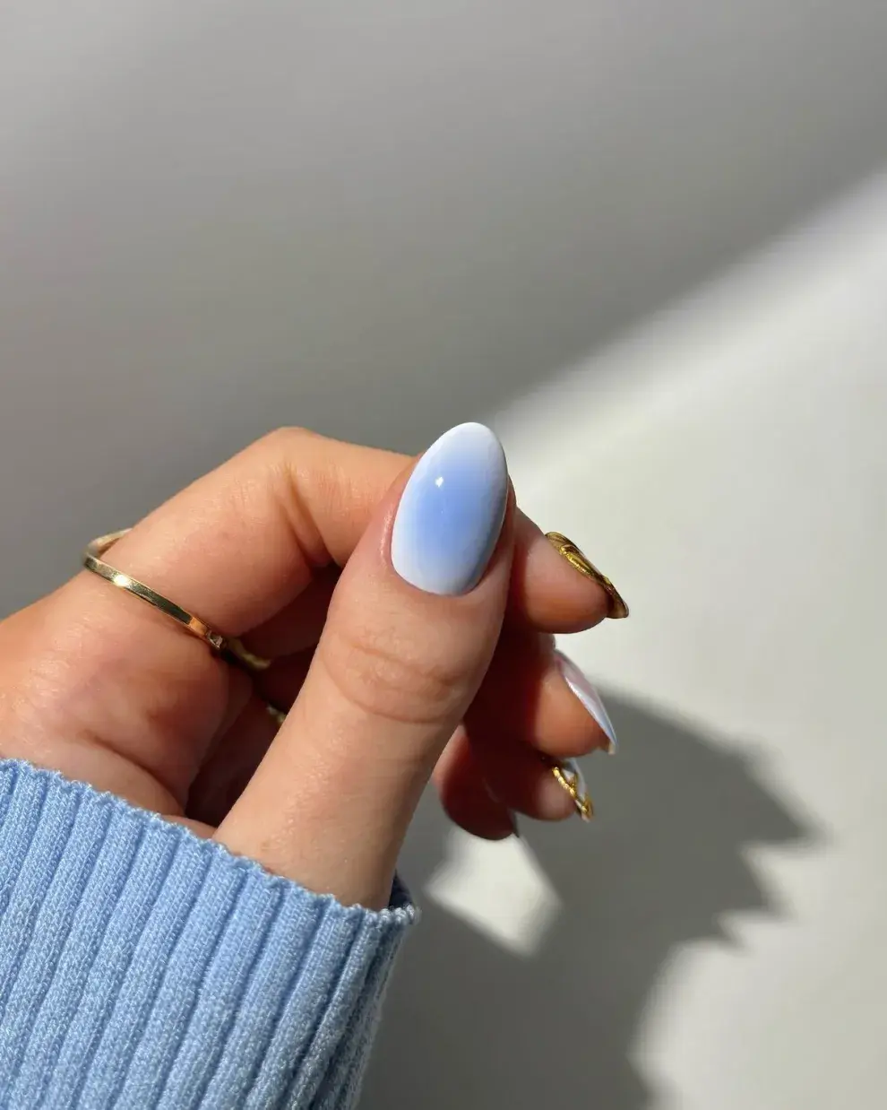 Uñas con efecto aura azul hielo.