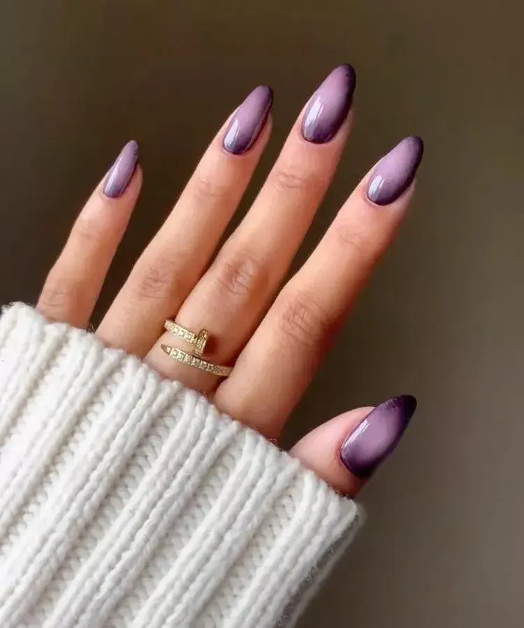 Uñas con efecto aura lavanda.