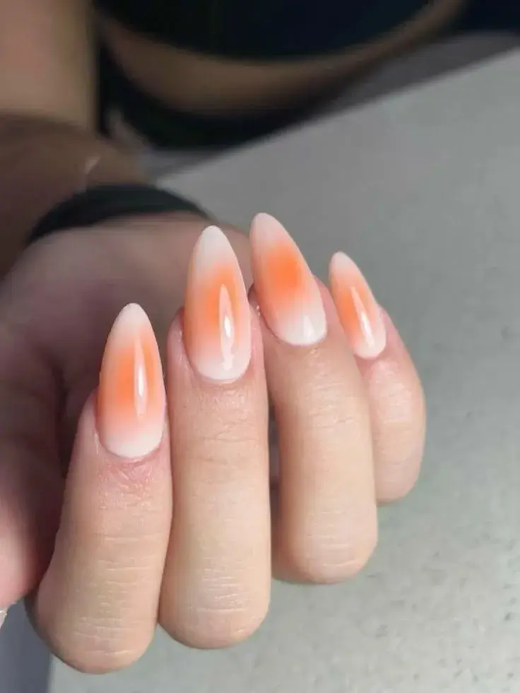 Uñas con efecto aura naranja atardecer.