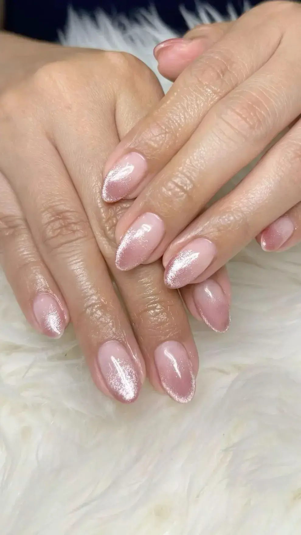 Las uñas con efecto velvet son tendencia.
