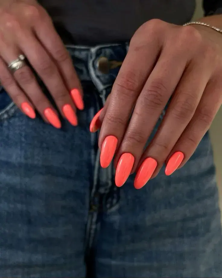 7 diseños de uñas neón y con esmalte fluorescente con inspiración en los ´90