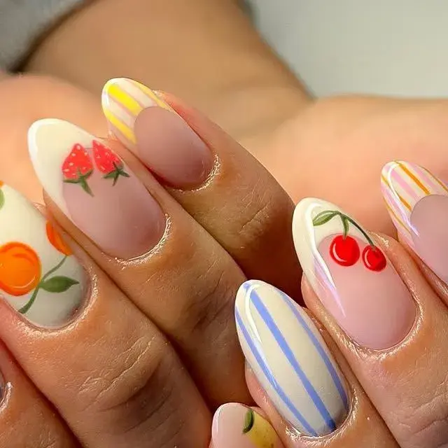 Las rayas siguen siendo tendencia este verano. 
