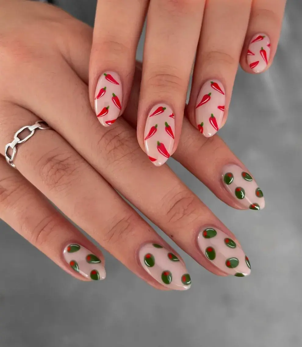 Si te gustan los diseños más jugados, este nail art es muy original.