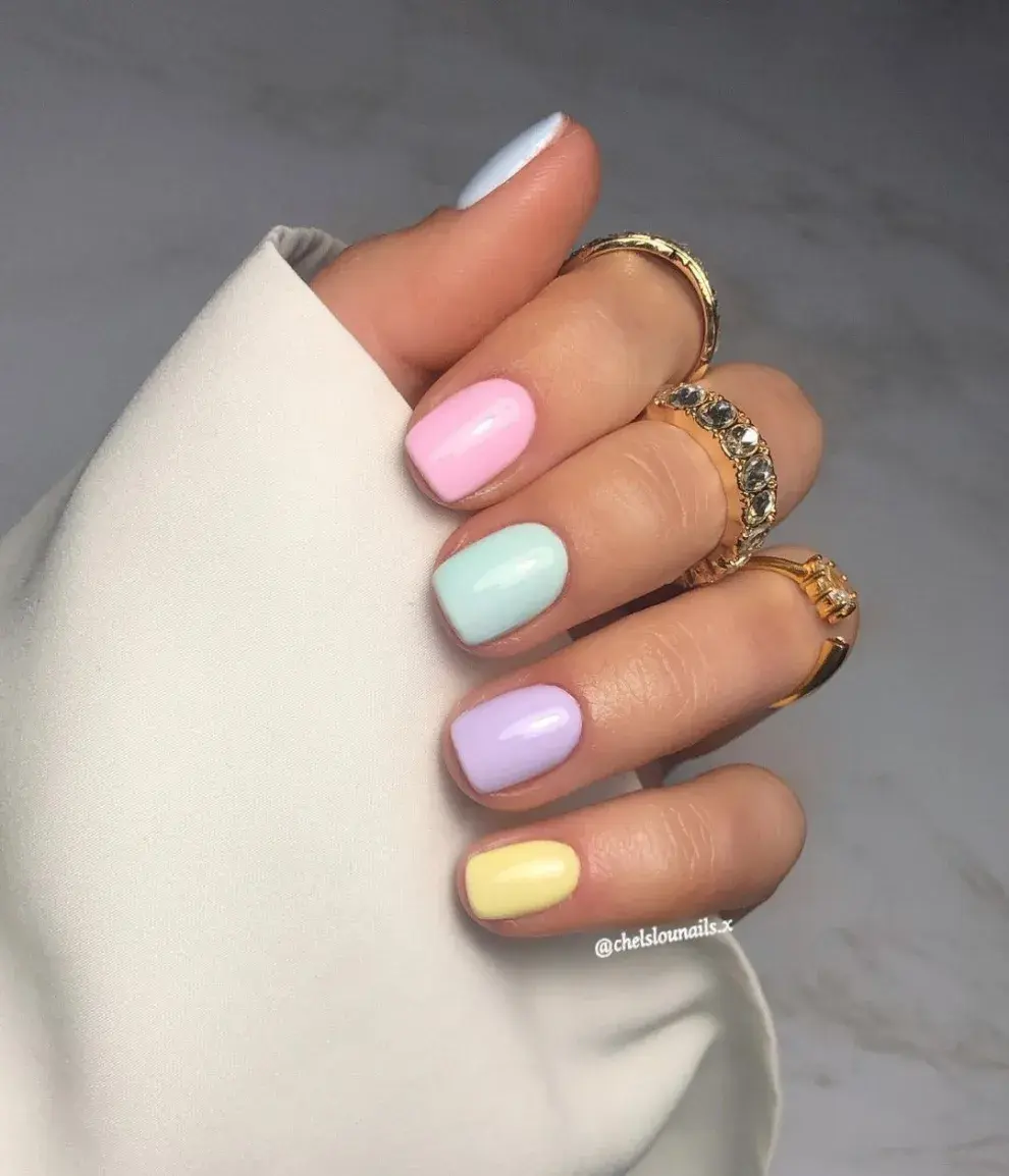 Los tonos pasteles en los nail art serán tendencia en 2025