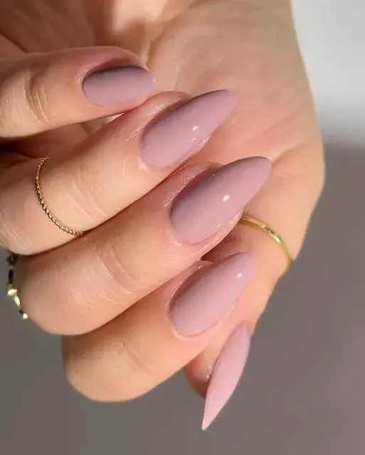 Colores de uñas que son tendencia en 2025: Rosa mocha / Pink Mocha.