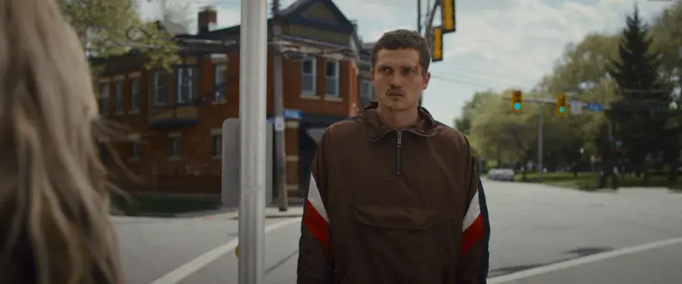 Samara Weaving es Edie y Karl Glusman as John.