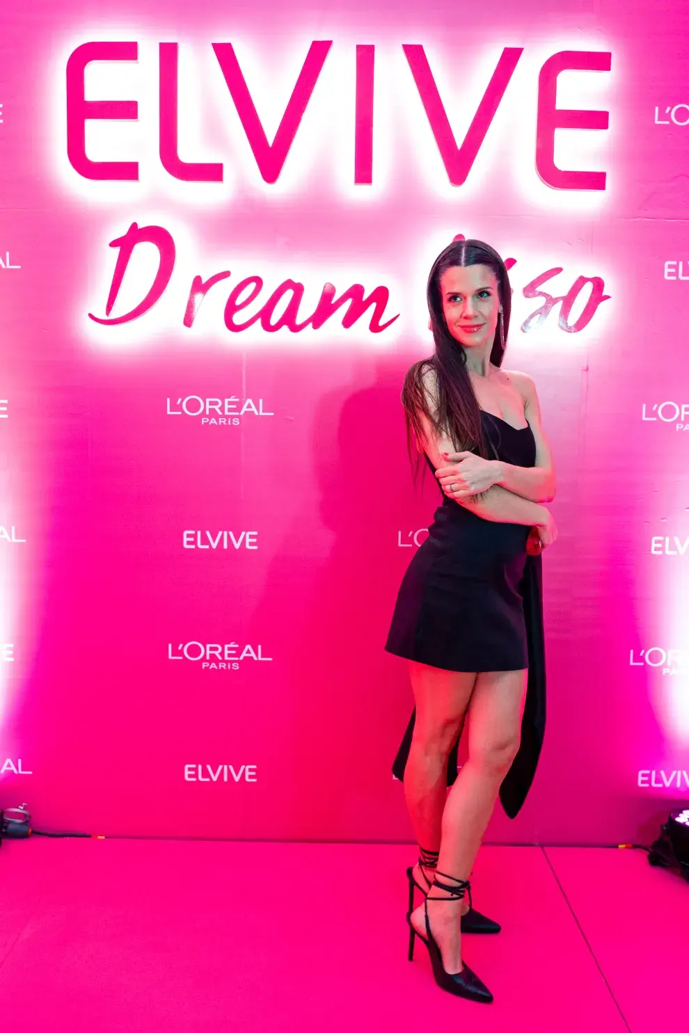 Violeta usó un vestido corto con un gran moño. Además, usó el pelo completamente lacio, una de las consignas del evento. 
