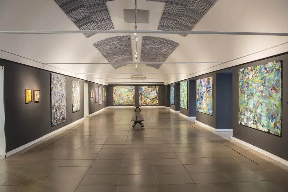 Las pinturas de Mili Schmoll son obras en óleo sobre tela, acrílico, cera y otros materiales.