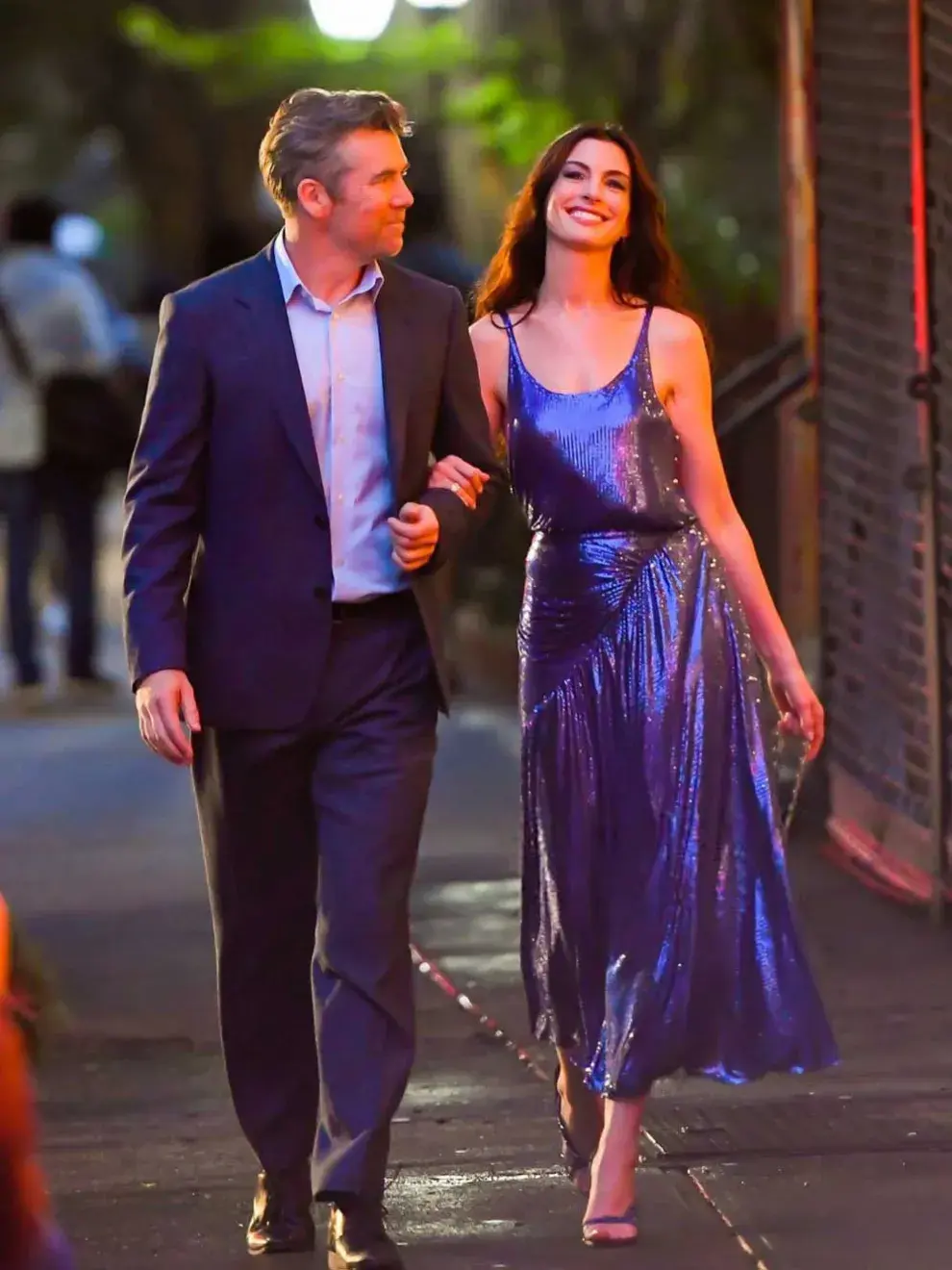 Anne Hathaway junto a Patrick Brammall, con un vestido de Rabanne
