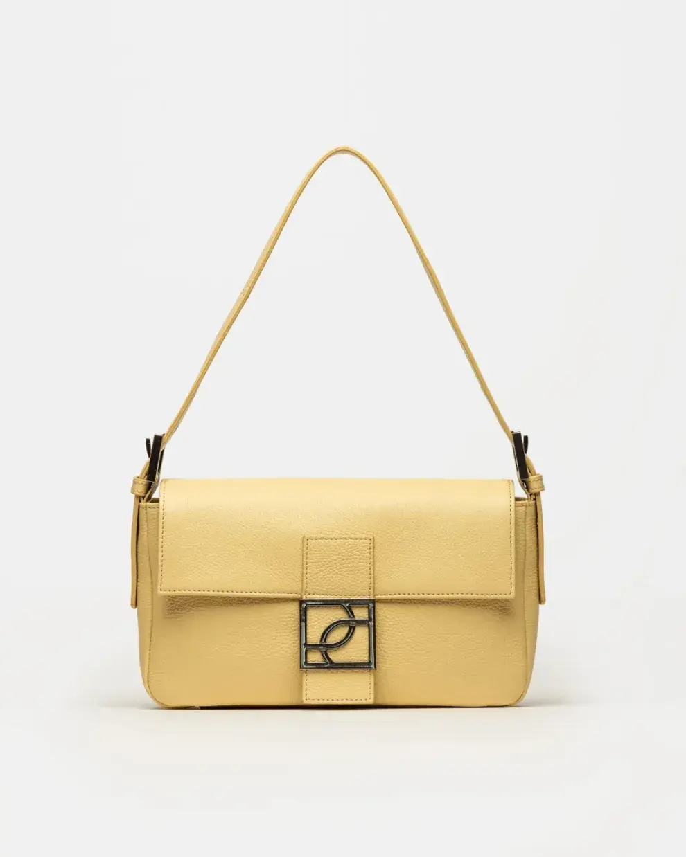 Cartera al hombro en cuero graneado (PRÜNE $ 159.000)