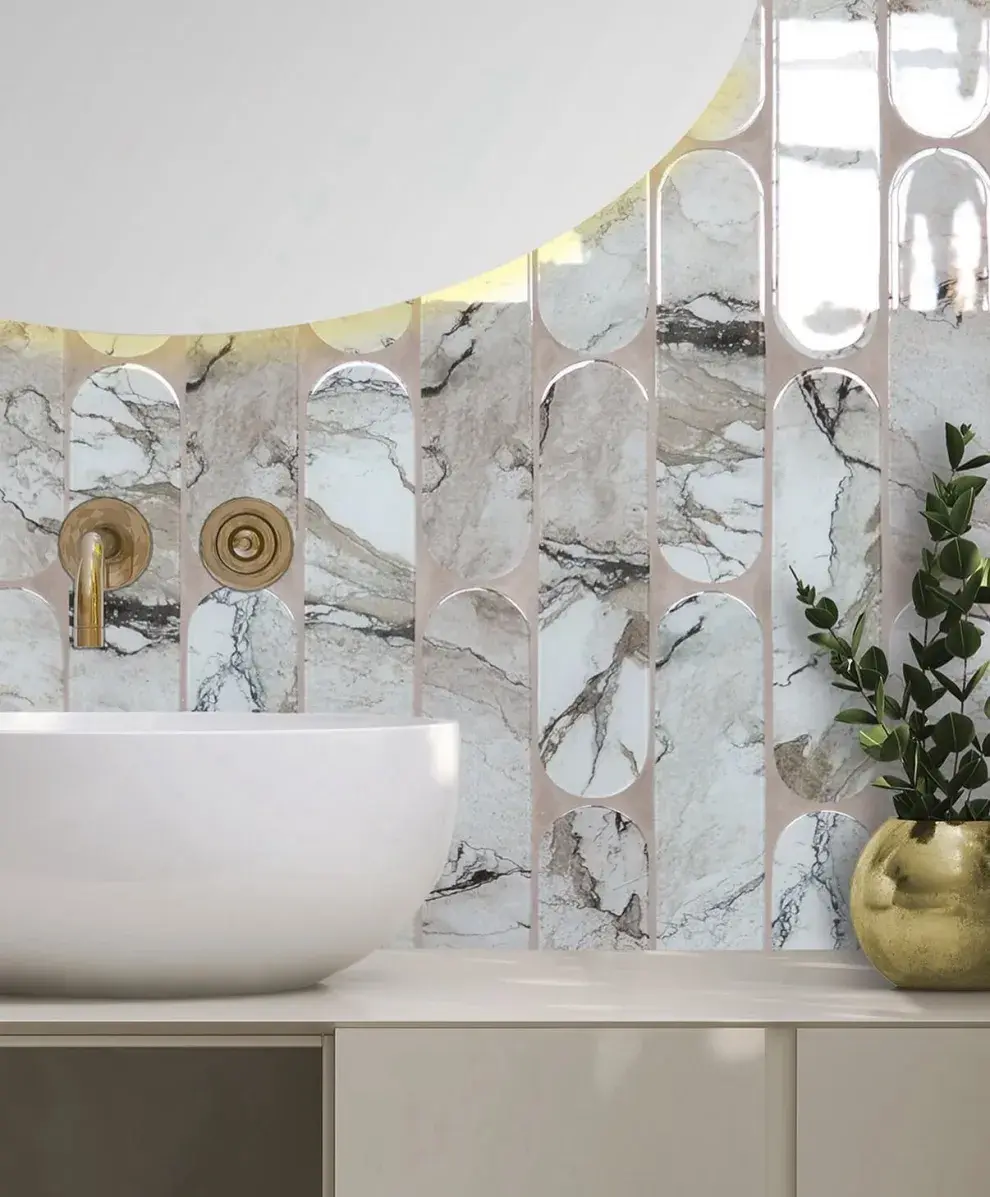 Baño elegante con cerámicas de vidrio
