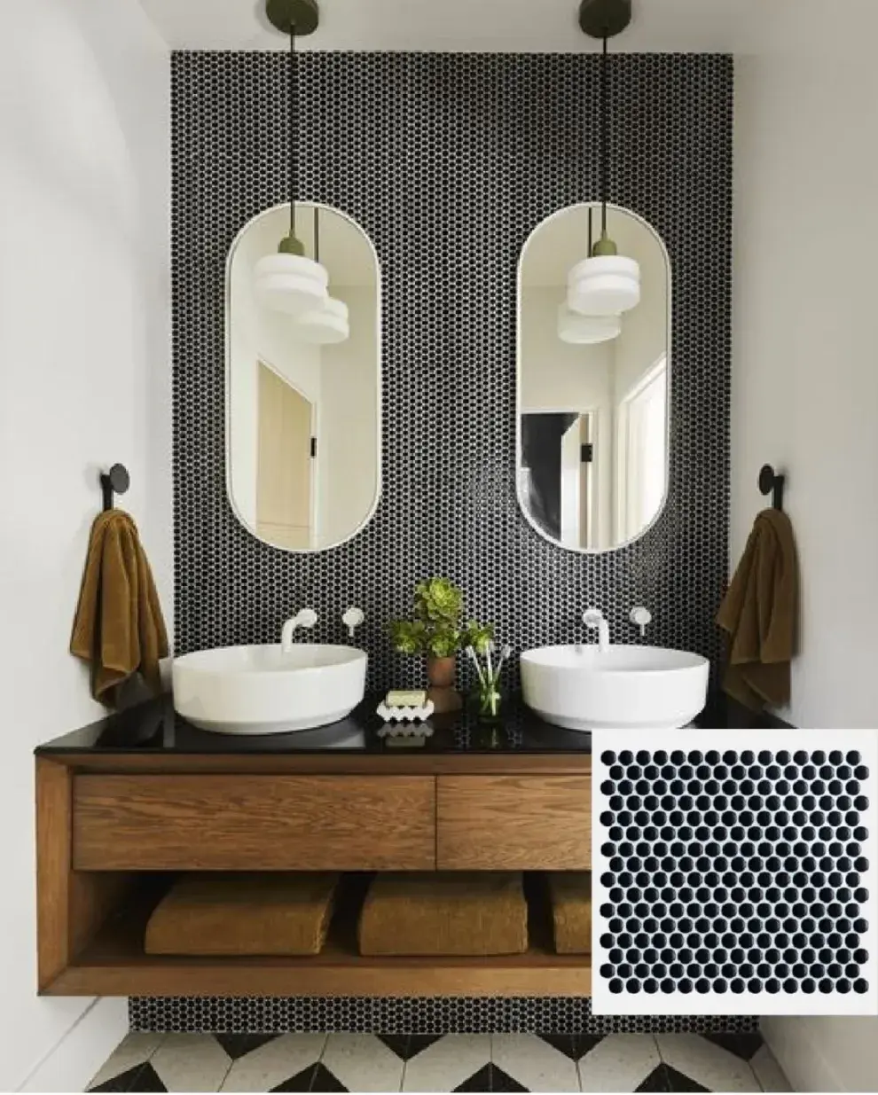 Baño con revestimiento e vencitas negras