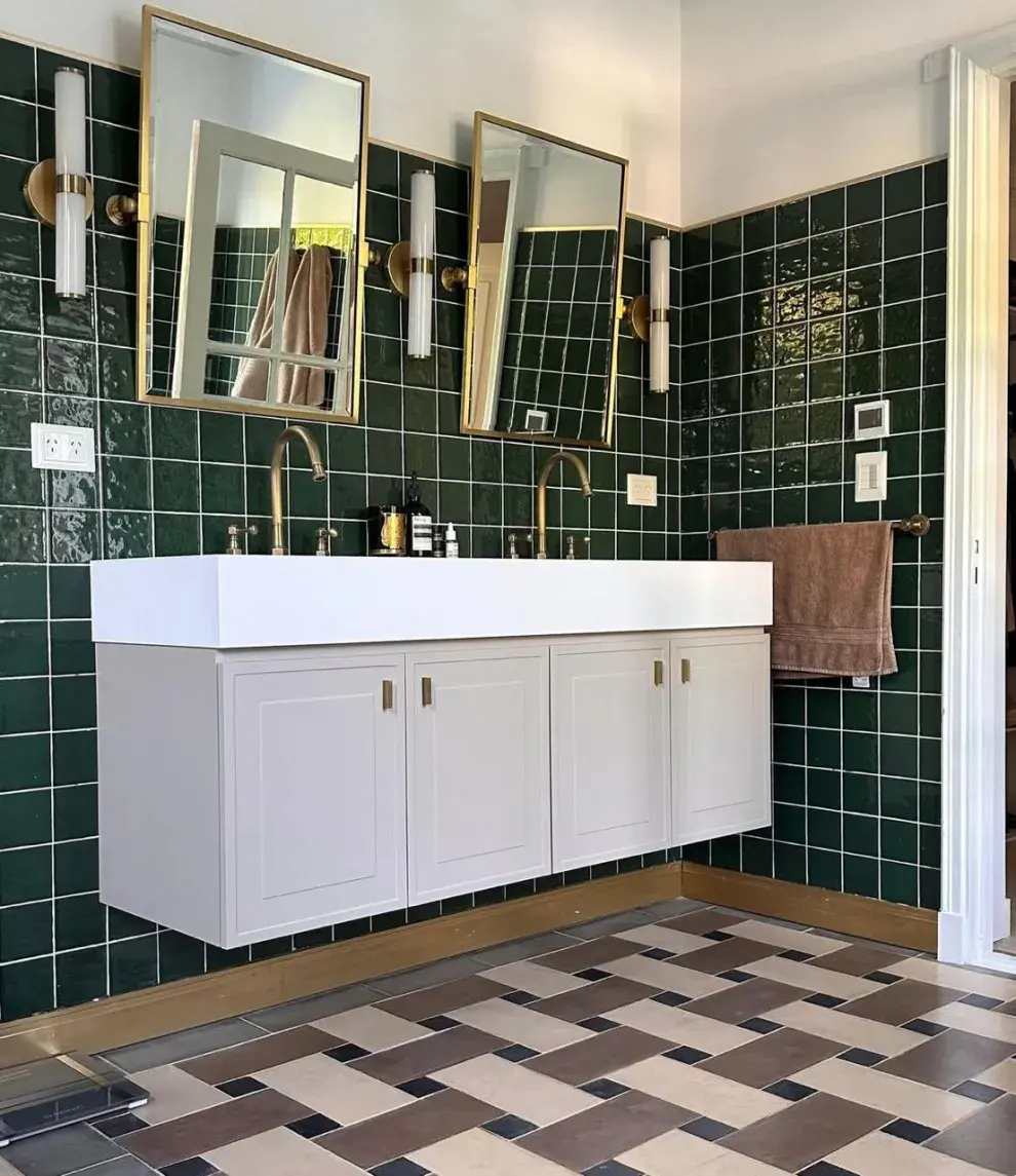 Baño con pisos calcáreos
