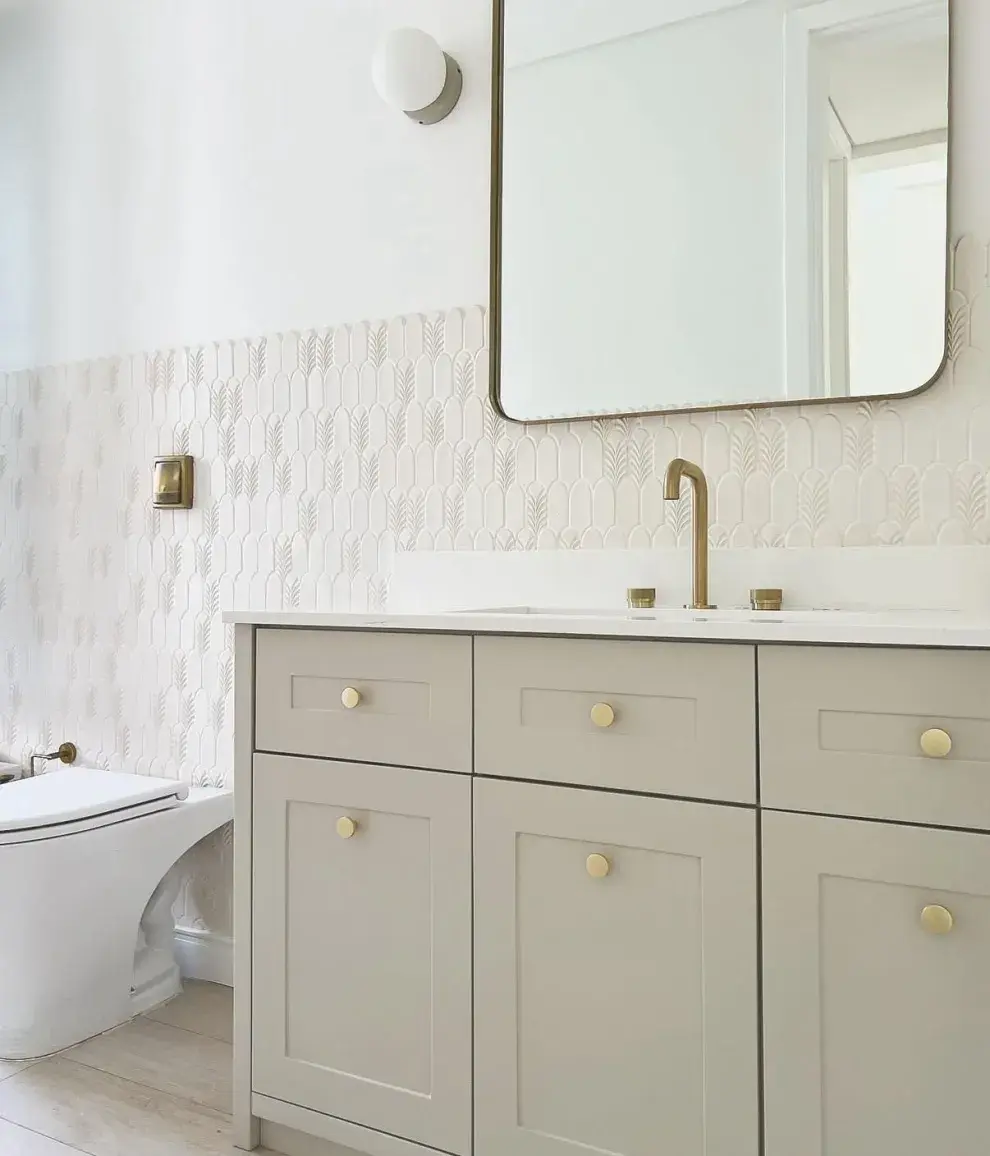 Baño en colores neutros y paredes de cerámicos
