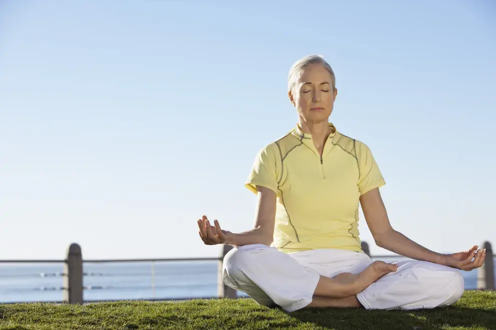 Foto de mujer meditando.