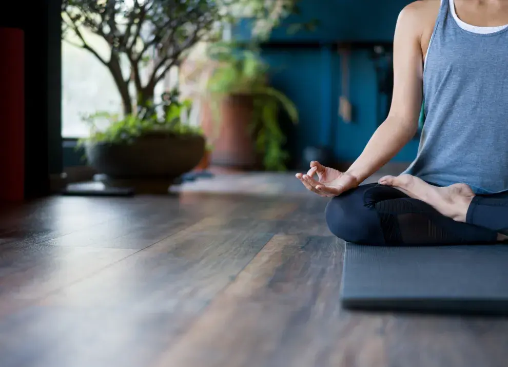 Foto de mujer meditando.