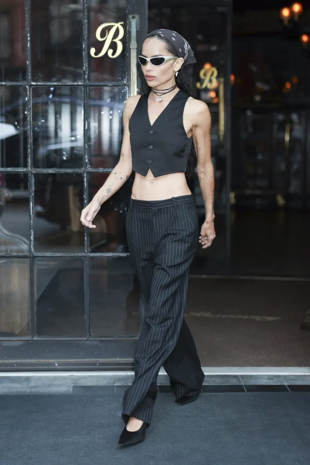 Zoë Kravitz marca la tendencia de la sastrería reinventada.