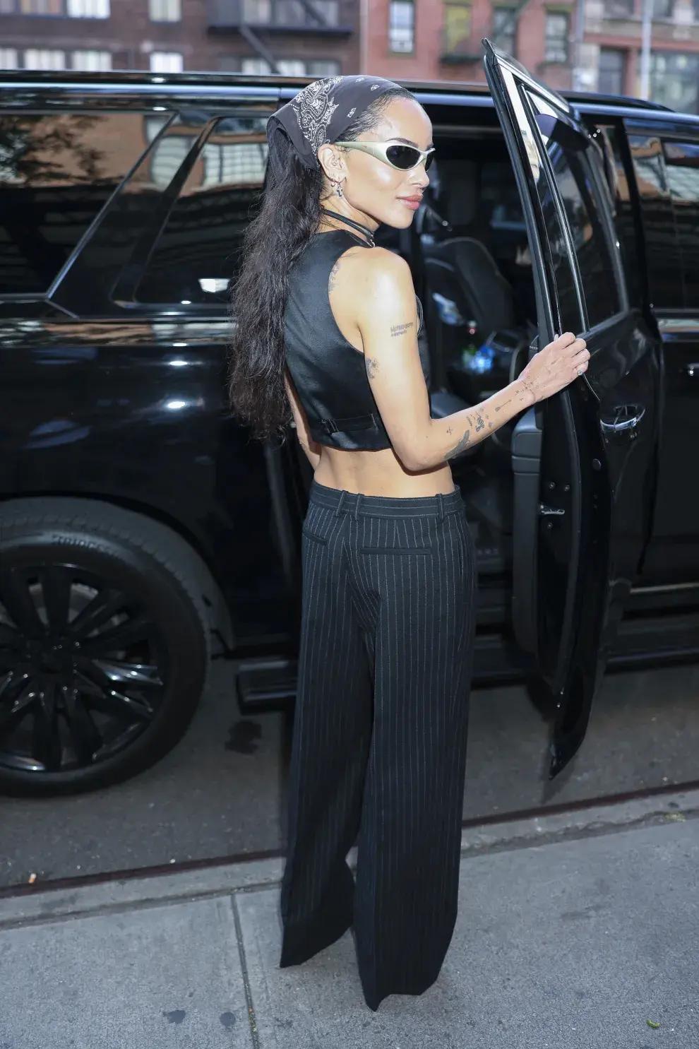 Zoë Kravitz marca la tendencia de la sastrería reinventada
