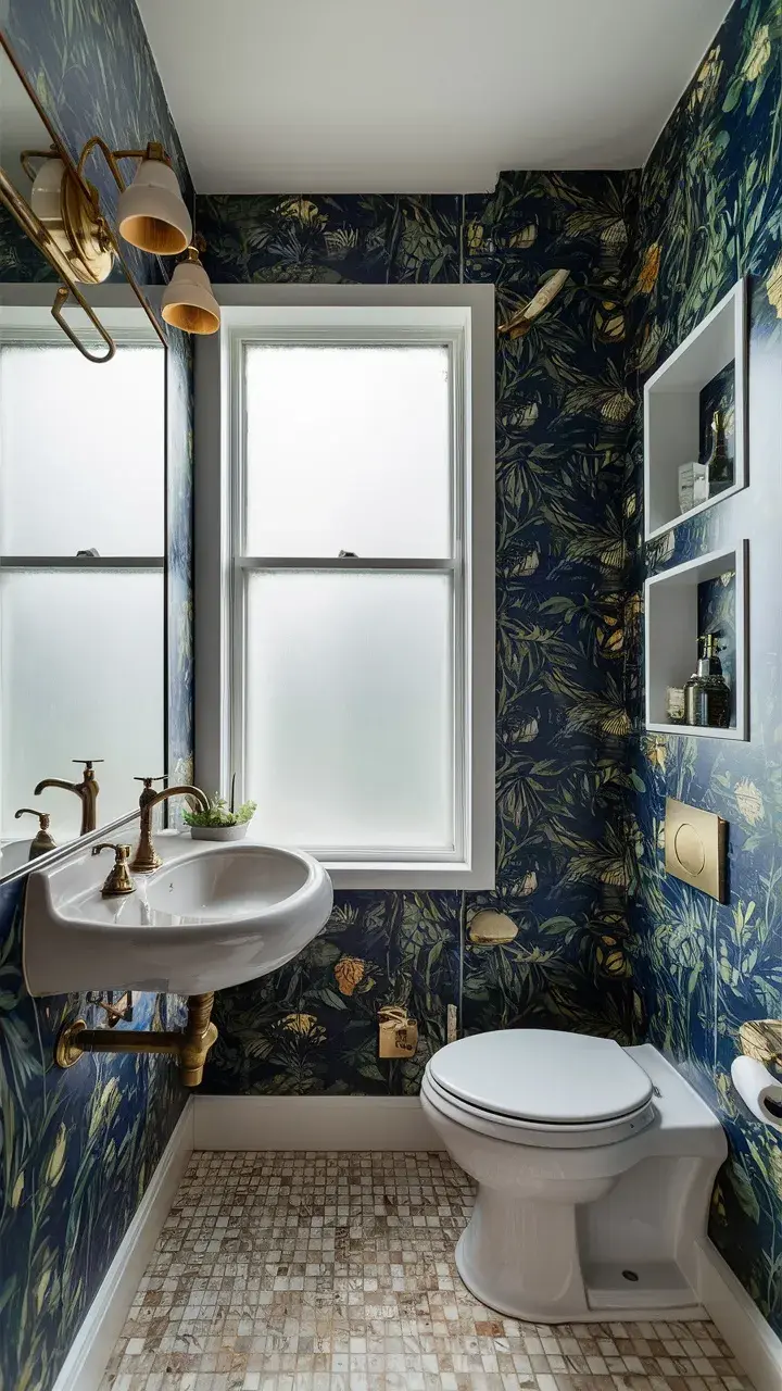 Baño con empapelado y pequeños nichos en las paredes.