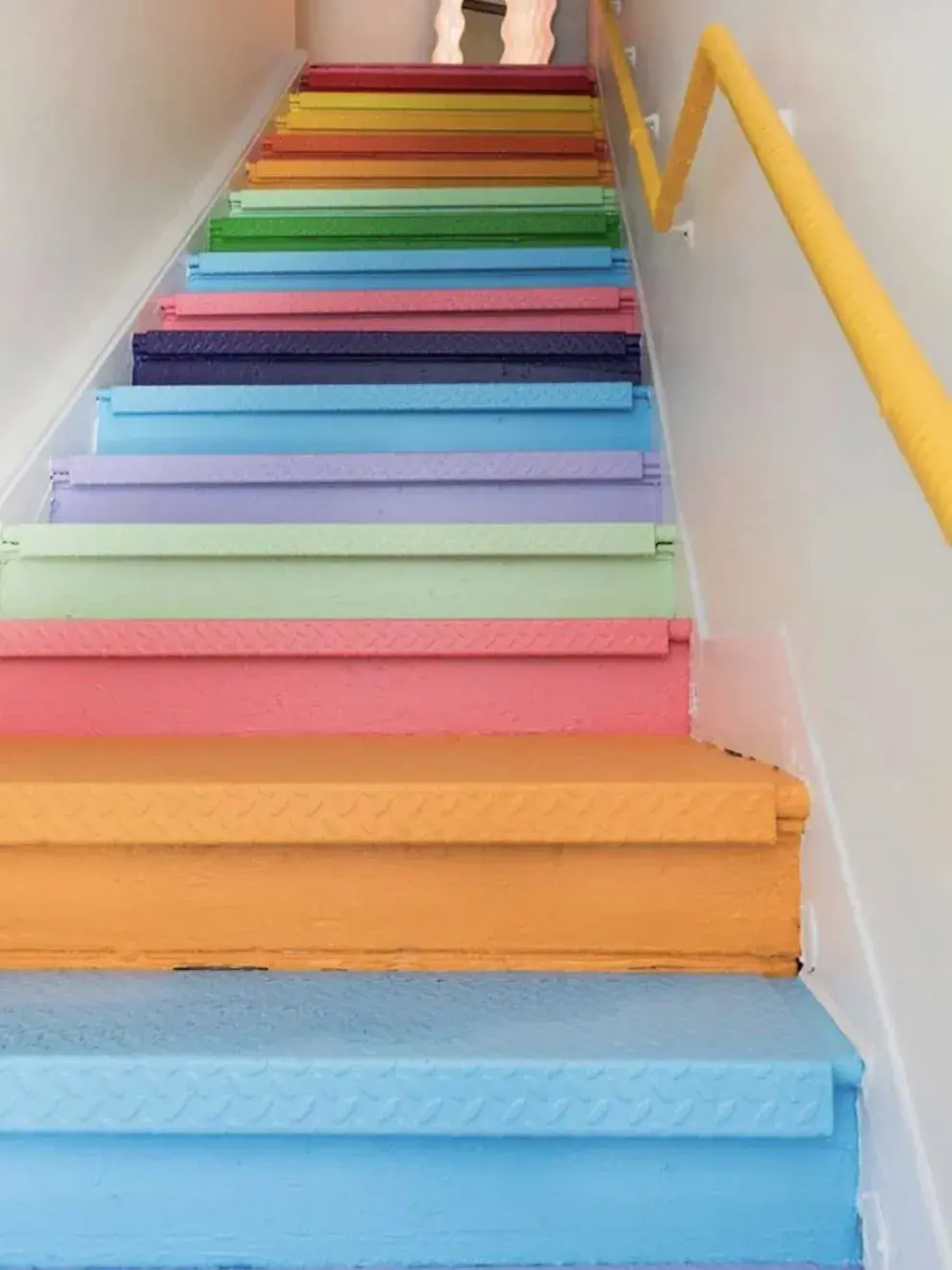 Este estilo lúdico y retro es perfecto para quienes no temen jugar con el color.