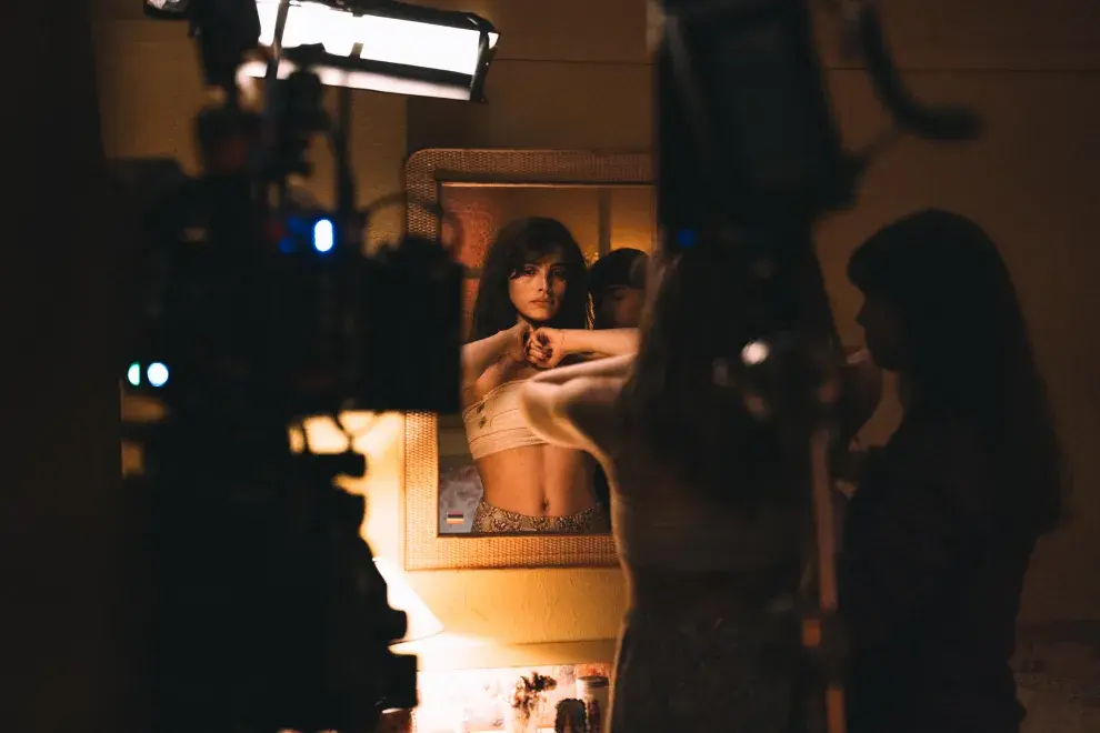 Lux Pascal aporta belleza a una película sobre una historia oscura que elige narrar desde la luminosidad. 