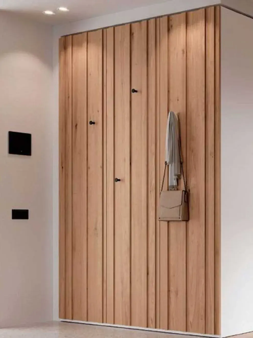 Carpintería cuidada, acabados sofisticados y materiales nobles hacen que cada puerta cuente una historia.