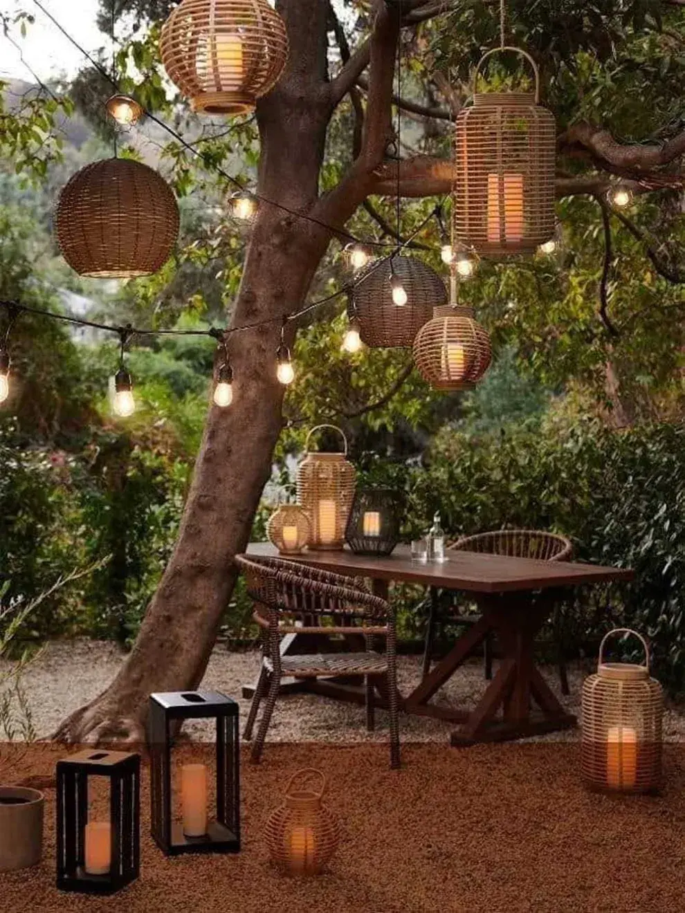 Guirnaldas cálidas, faroles colgantes o velas estratégicas crean una atmósfera mágica al caer la tarde. Ideal para cenas íntimas o momentos de relax.