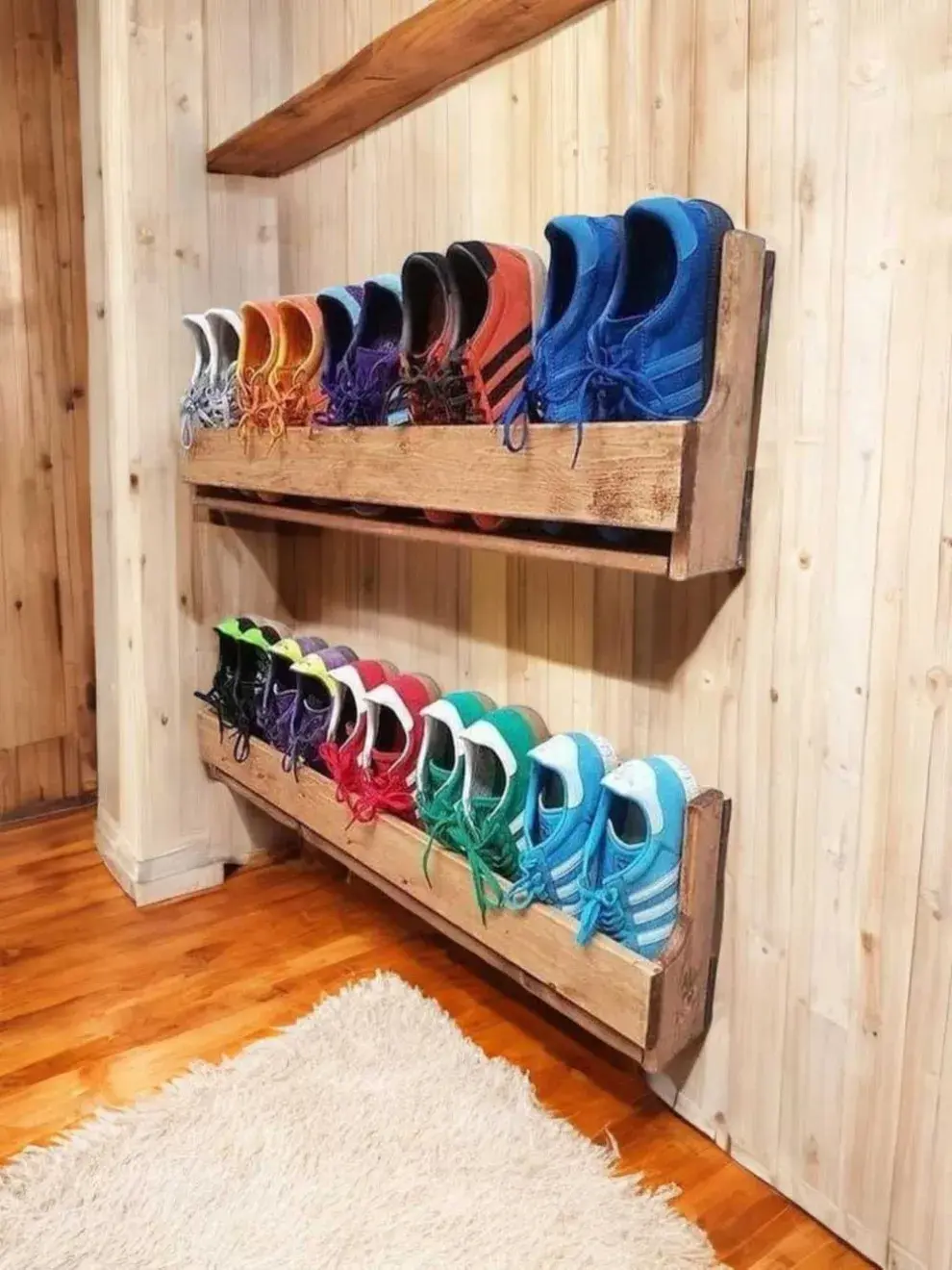 Apilados o colgados, los pallets de madera se convierten en estantes rústicos y económicos, llenos de carácter.