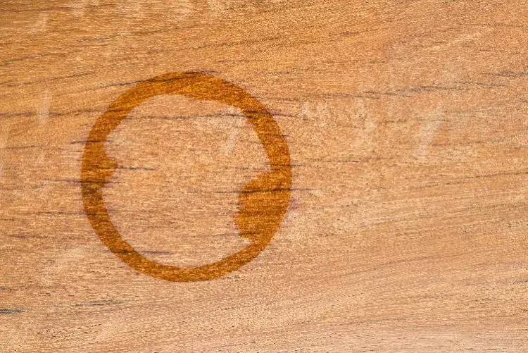 ¿Cómo sacar manchas de humedad de los muebles de madera?