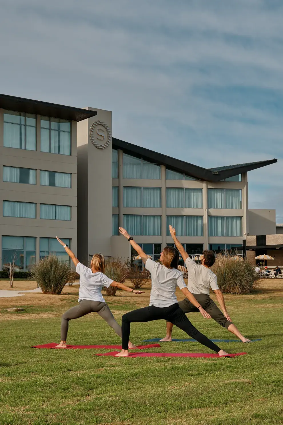 Un grupo de personas haciendo yoga