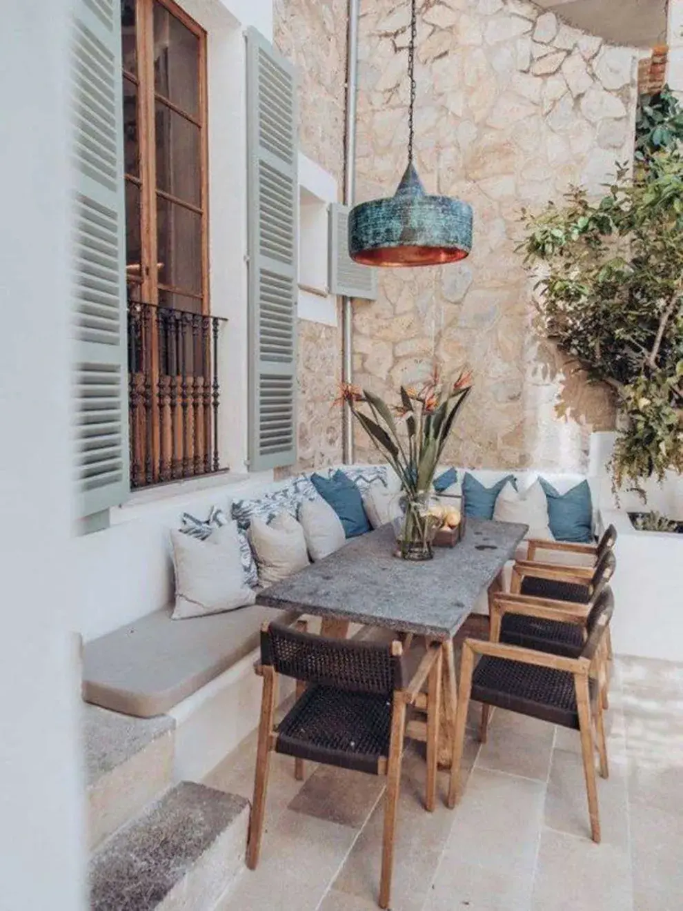Los muebles adecuados pueden hacer la diferencia en un patio pequeño.