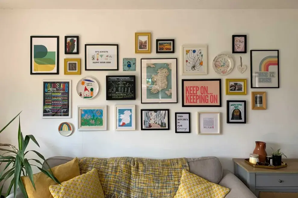 Galería de arte: cuadros, fotos y láminas en composición libre: probá primero en el piso antes de colgarlos.